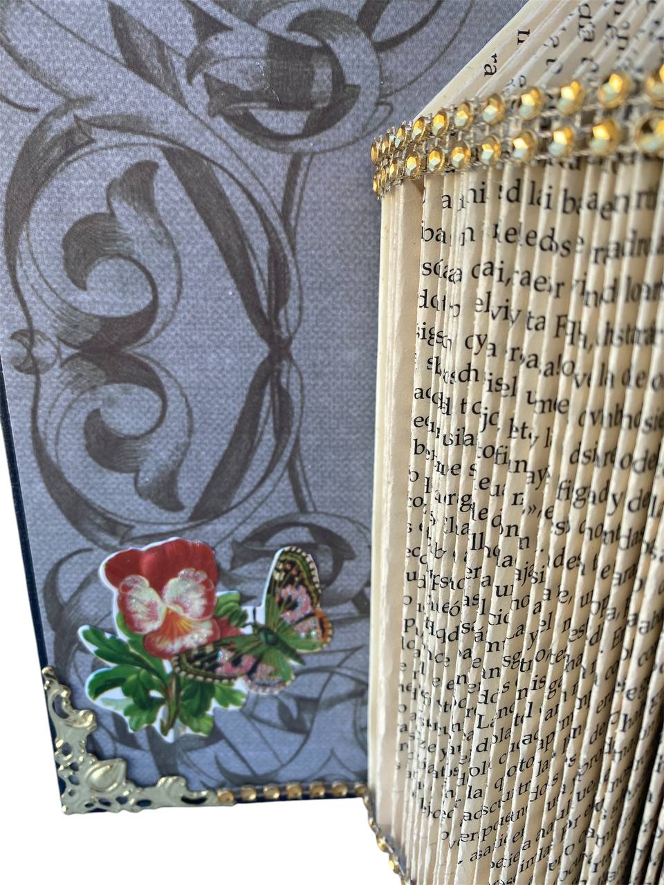 🕊️ Jaula Vintage de Papel – Book Art con Pájaros